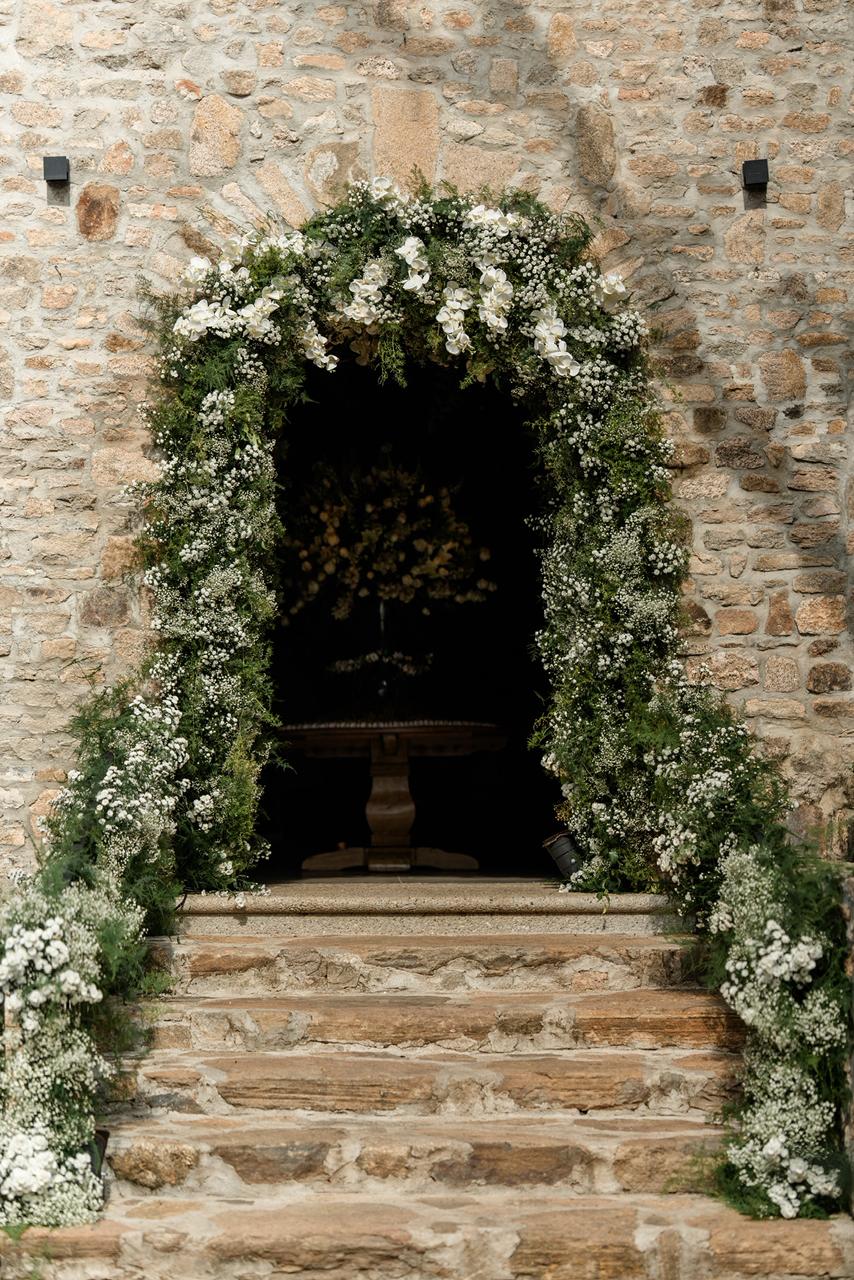 Fachada de casarão com arco floral na entrada